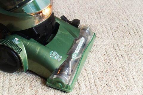 cleaning dust using vacuum cleaner