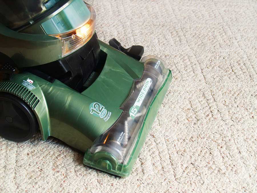 cleaning dust using vacuum cleaner